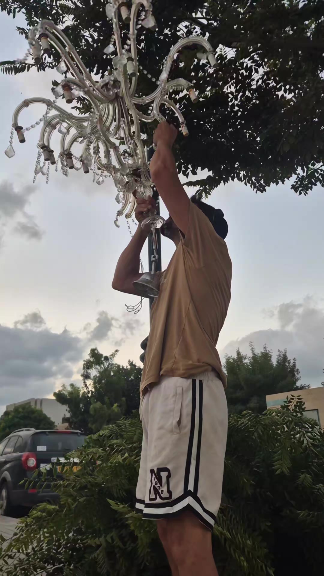 @ההוא ששם דברים על הסנטר