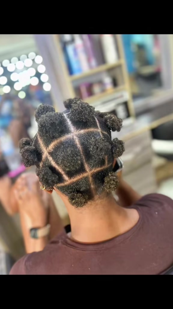 @FEMALE BARBER/LOCTICIAN IN LAG