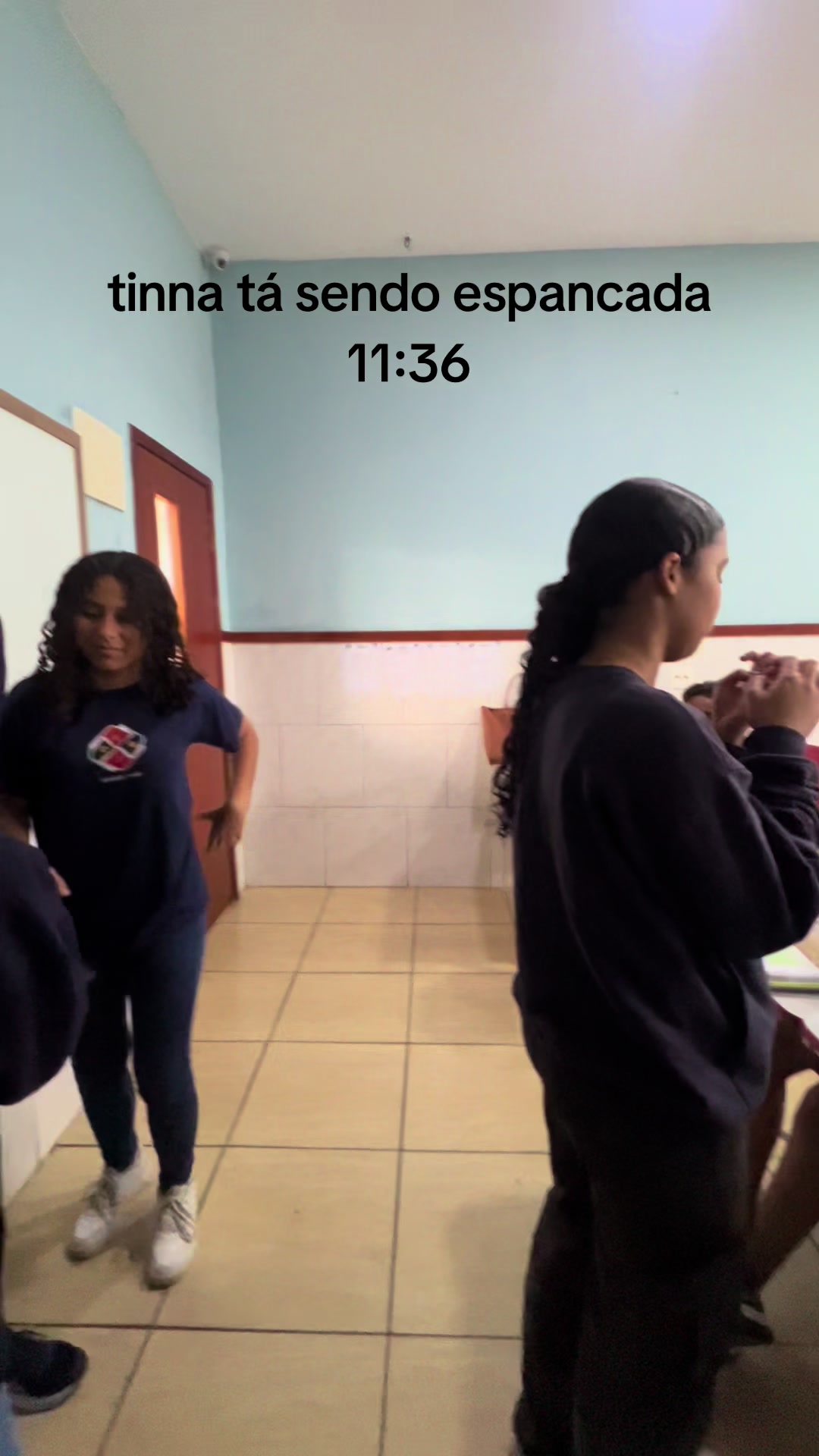 @O que a tinna faz na escola