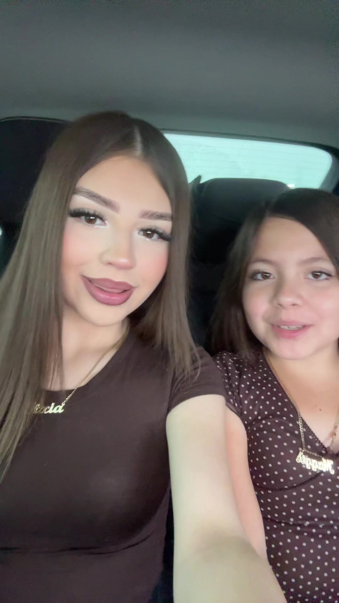@Deliciaasisters