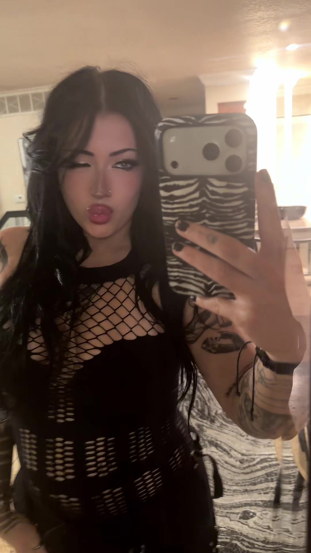 @drowningmysorrowz