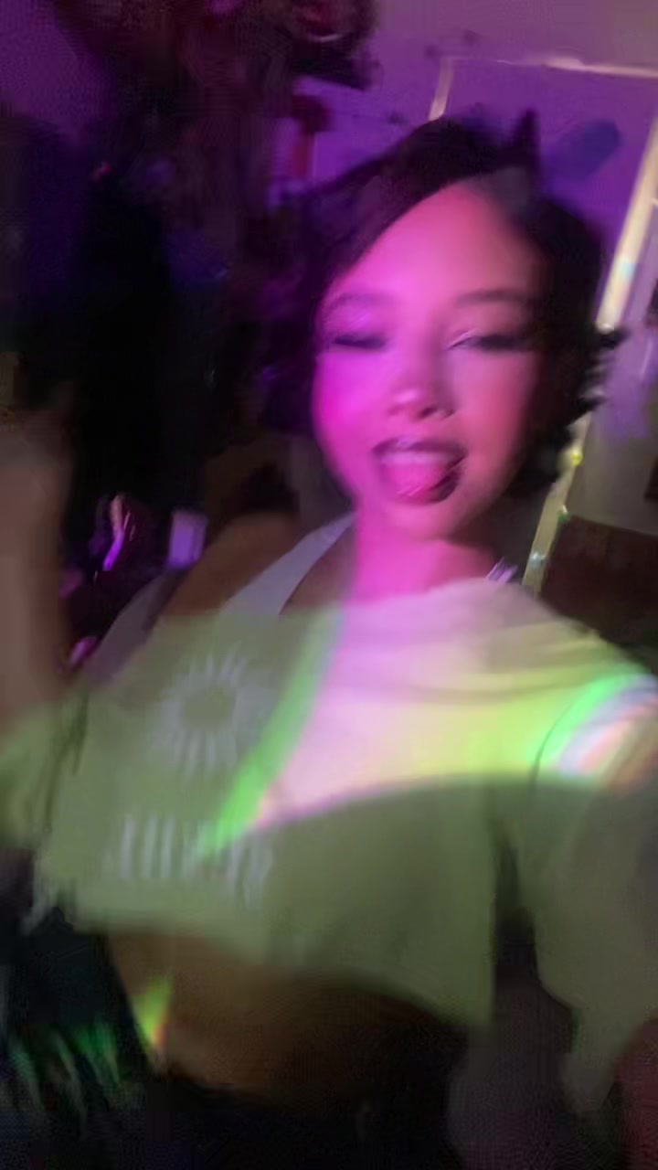 @•