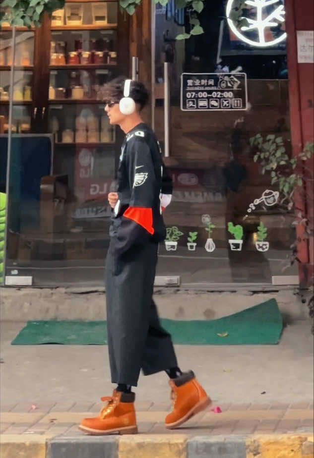 @KËsÜ🕸️🎧