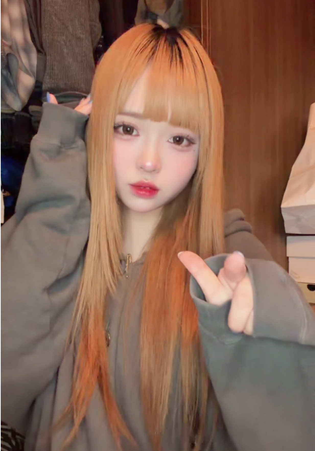 @にこり