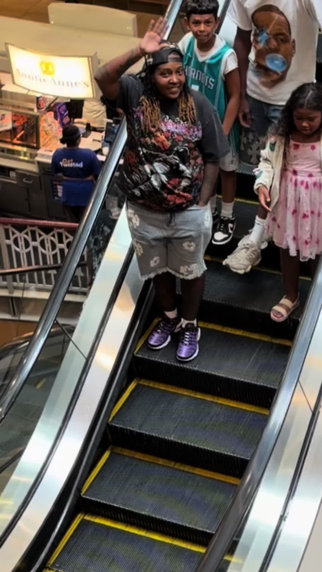 @TwoMomsTooManyKids🐐