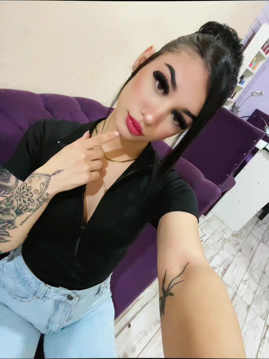 @Mia 🖤