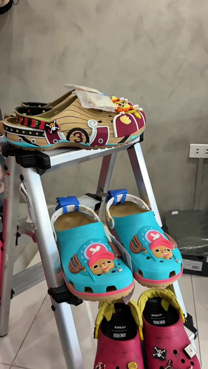 @Sneakfits