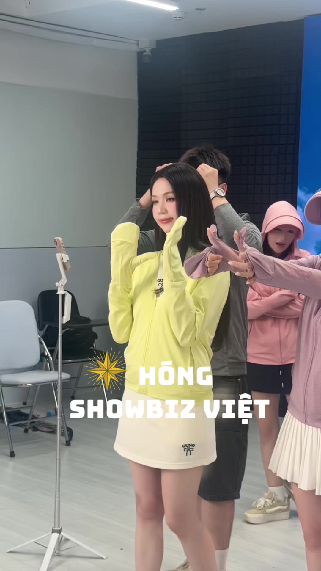 @H&oacute;ng Showbiz Việt