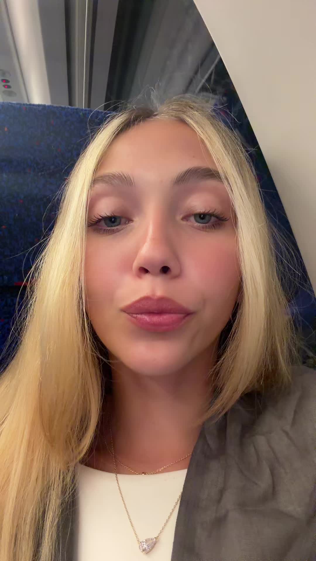 @Ella.