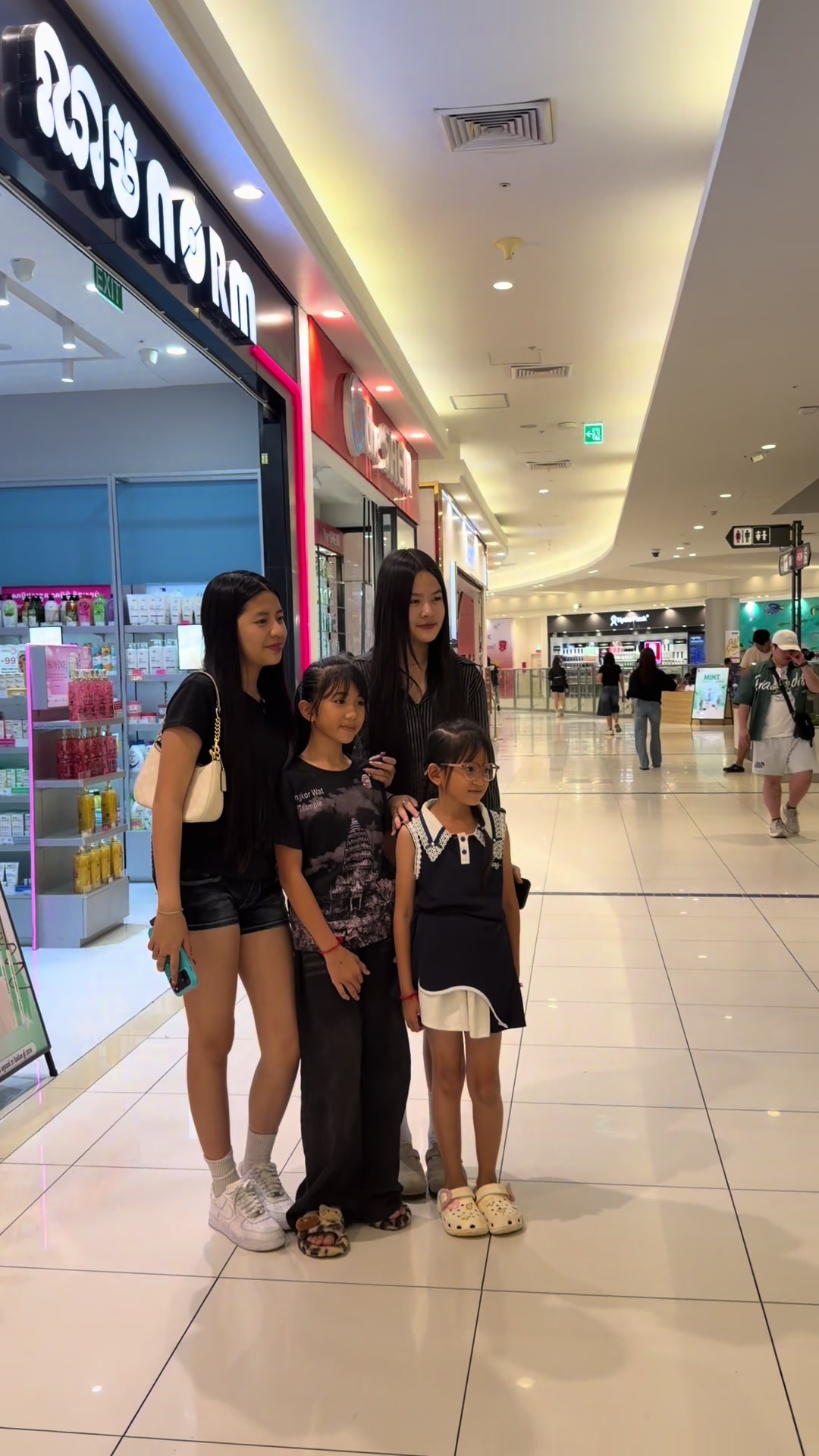 @Houn Sreylin - ហូន ស្រីលីន