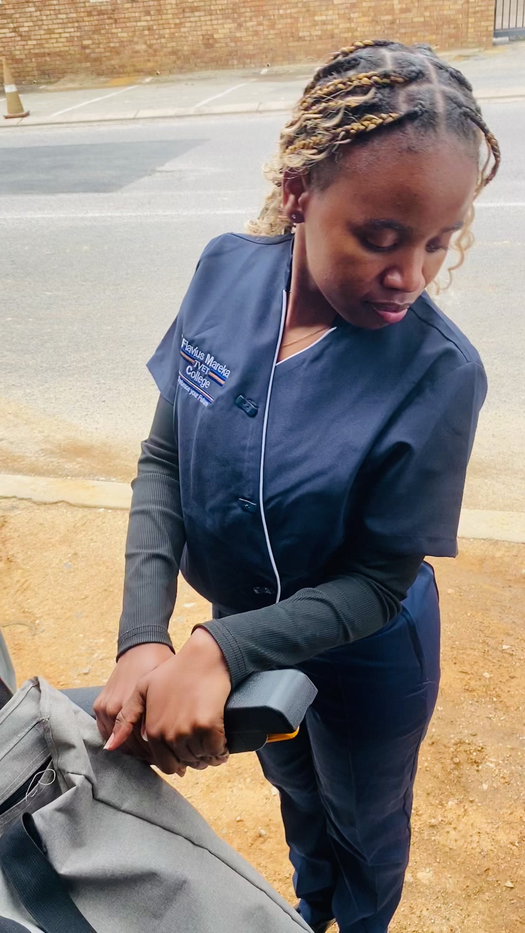 @L&egrave;&euml; Mnguni