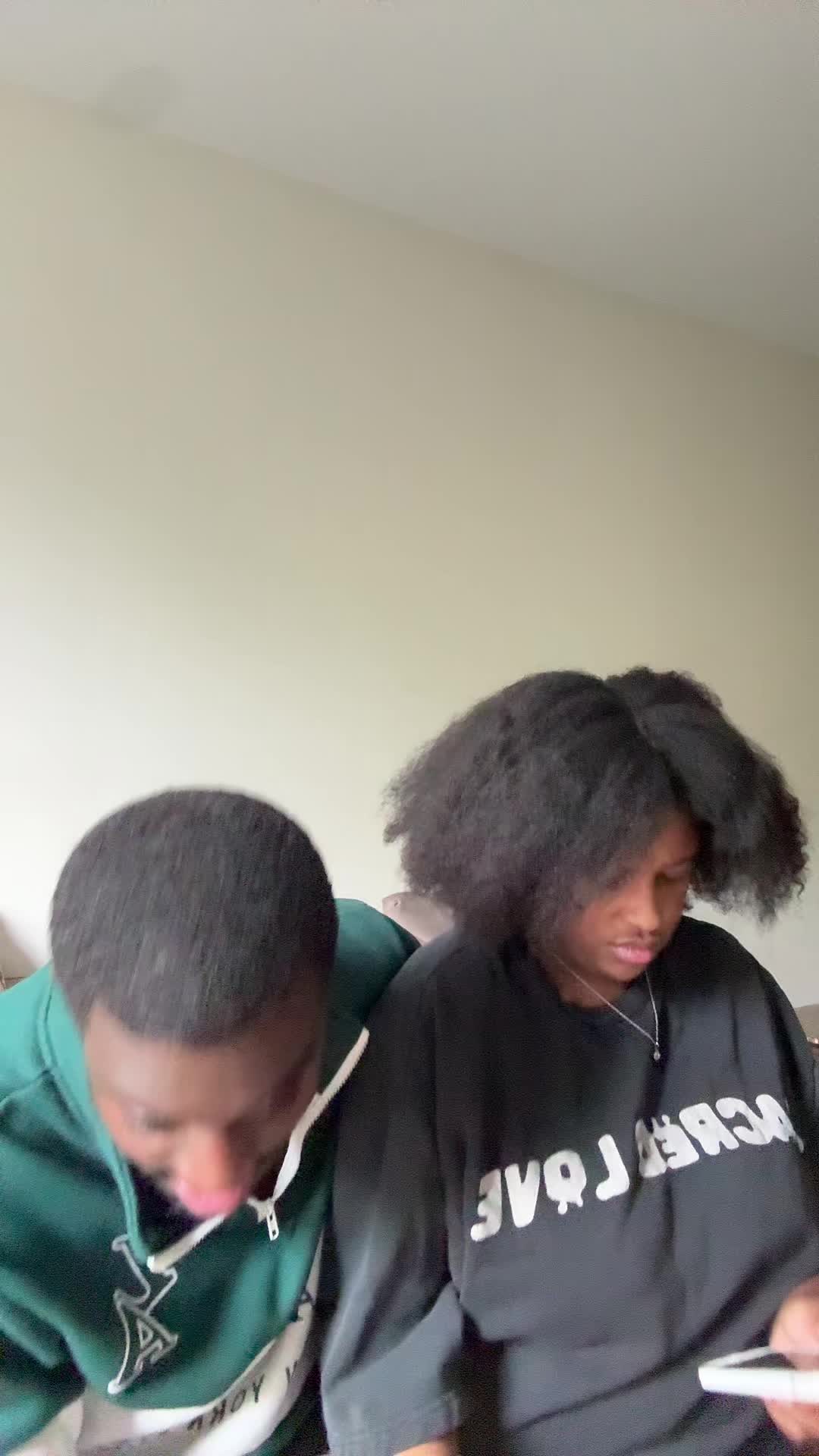 @🧑🏿&zwj;🦱👧🏾