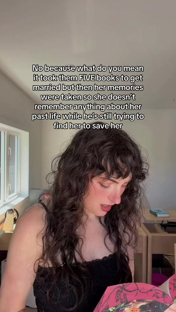 @Helen | Romantasy Books 🌹