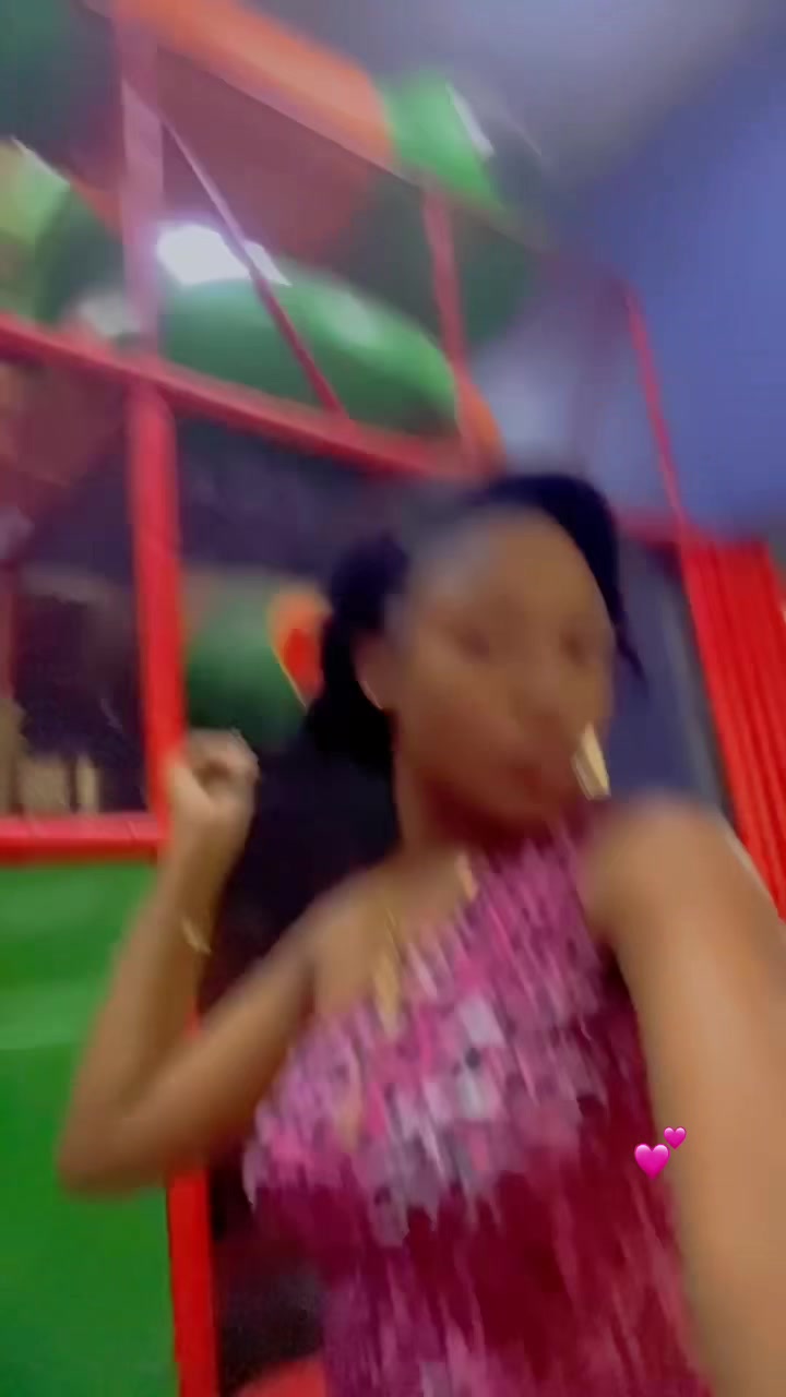 @niaabaee__