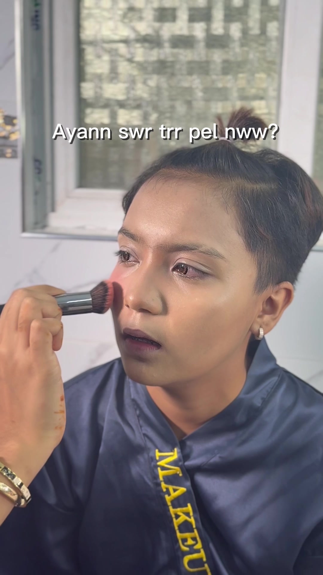 @𝑷𝑨𝑹𝑰🦋(Makeup Artist)