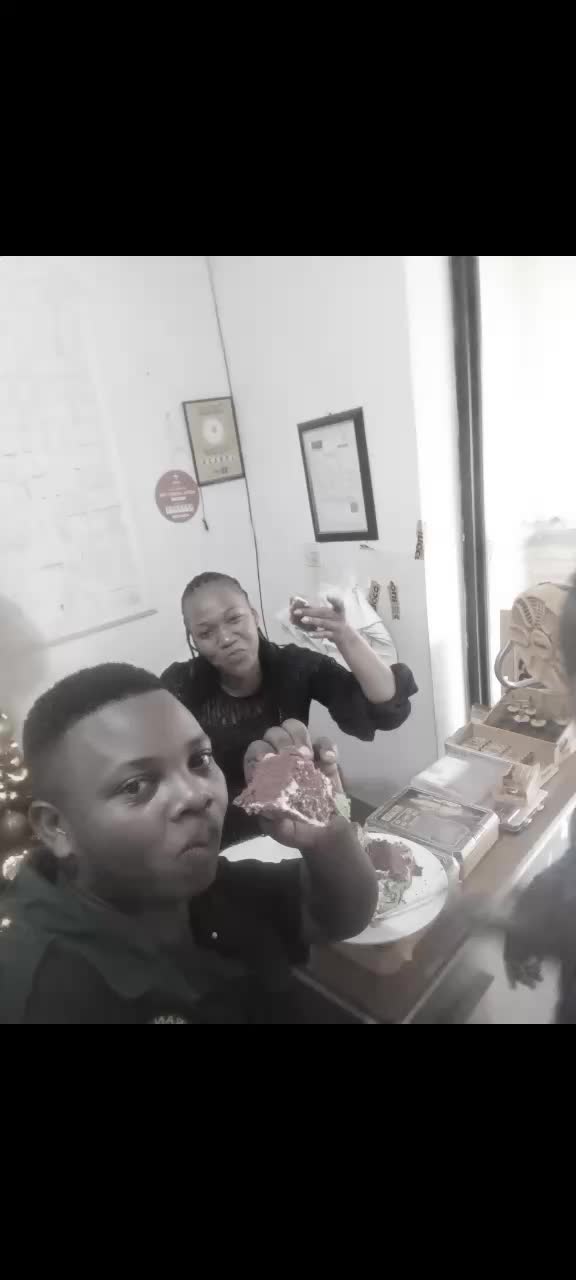 @Komungisha