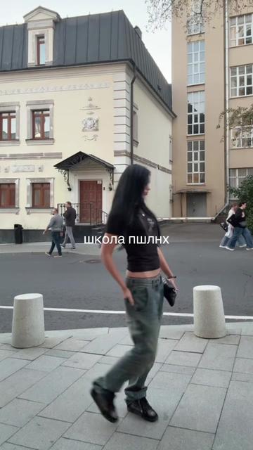 @<4