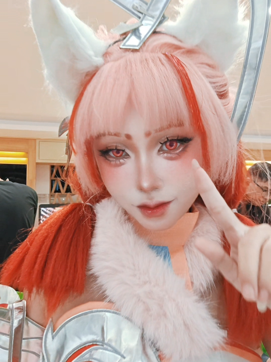 @mèo nhỏ ôm cuộn len