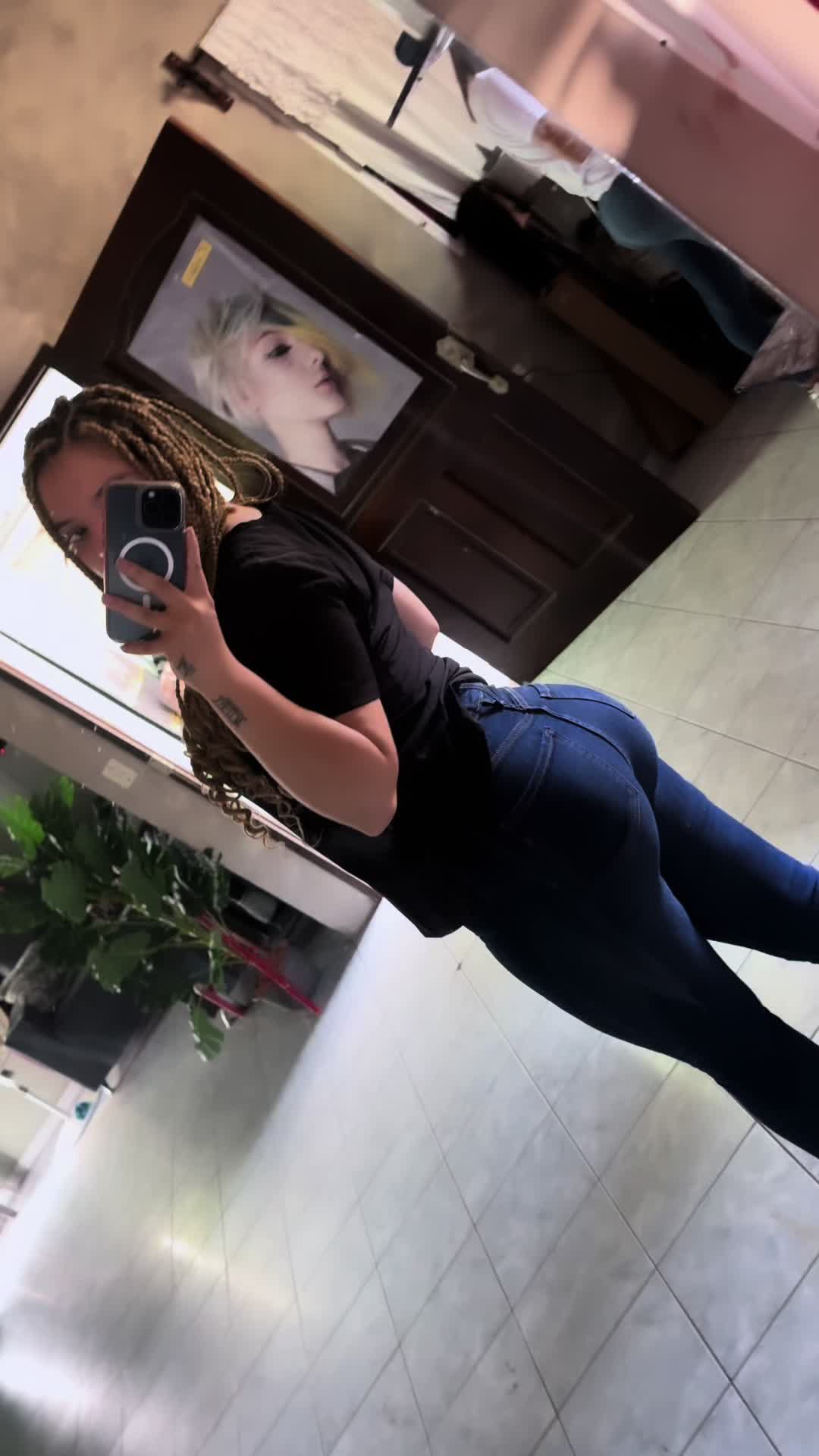 @Nicolle🇭🇳👻