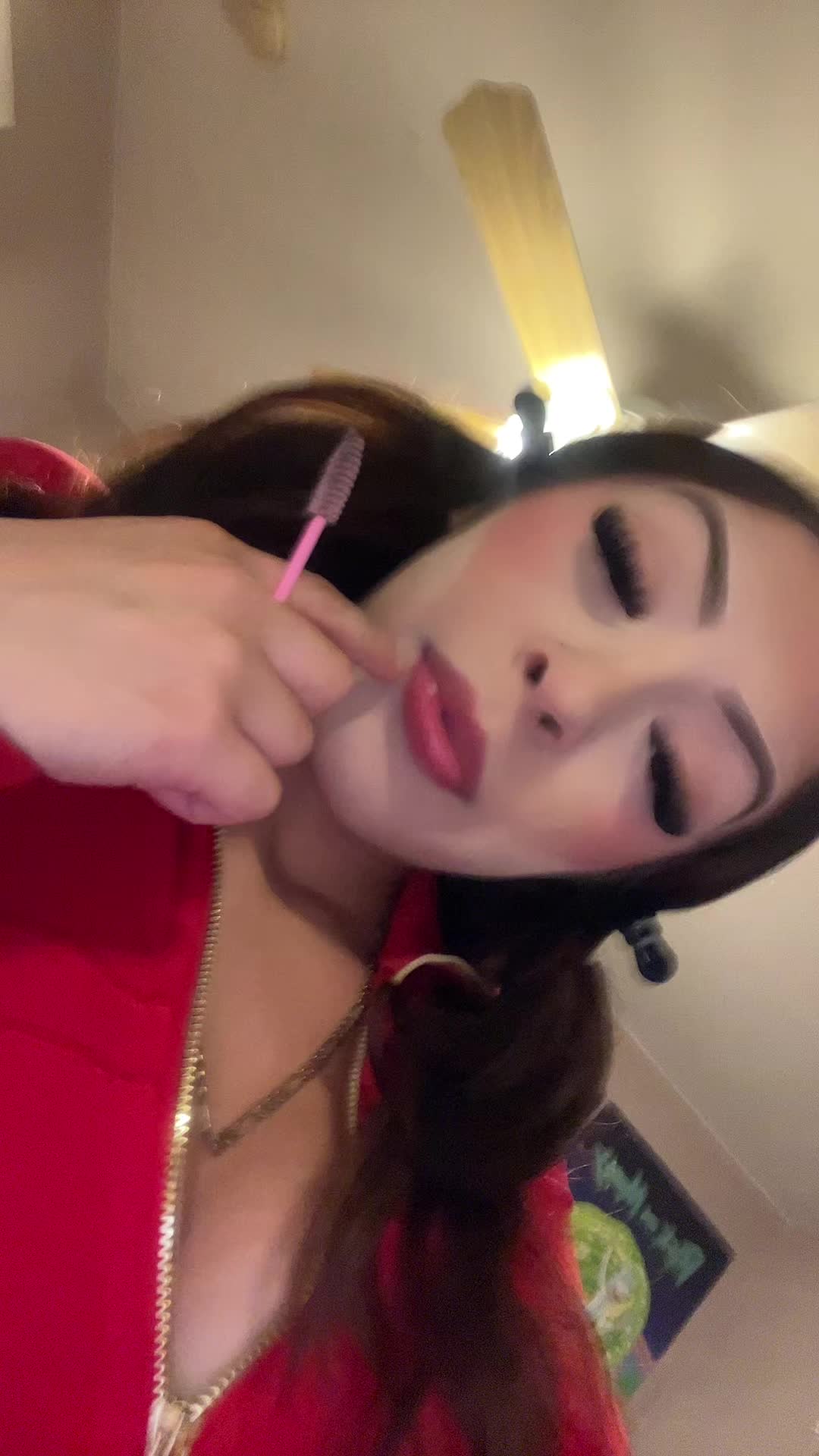 @•