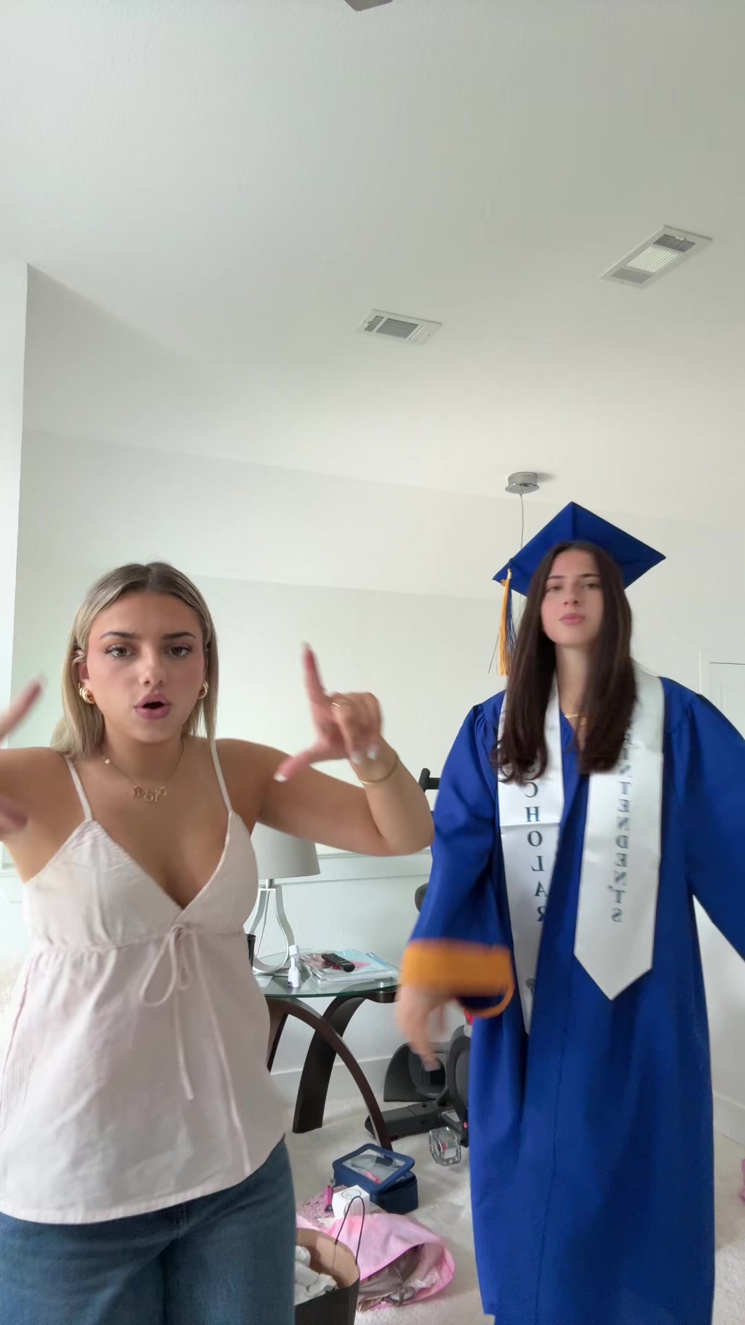 @Adora