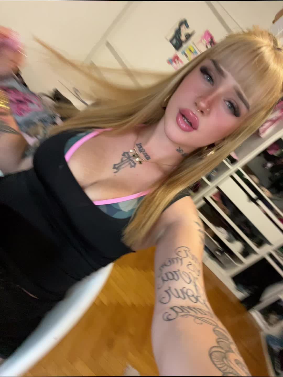 @V4neess.a