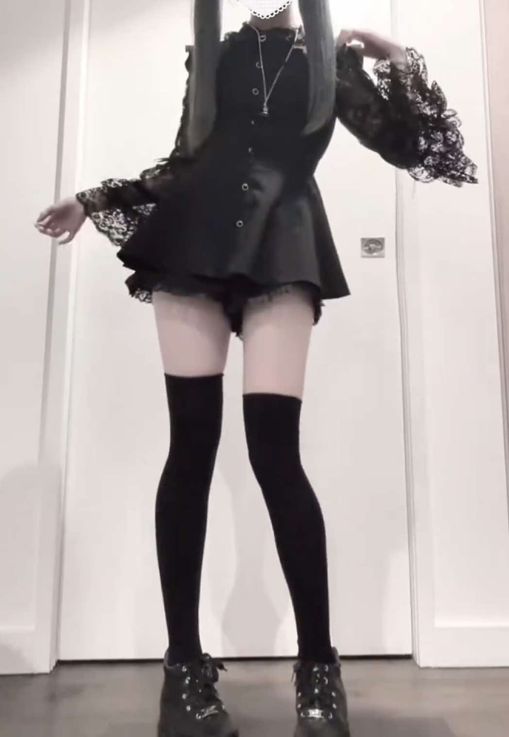 @にこ