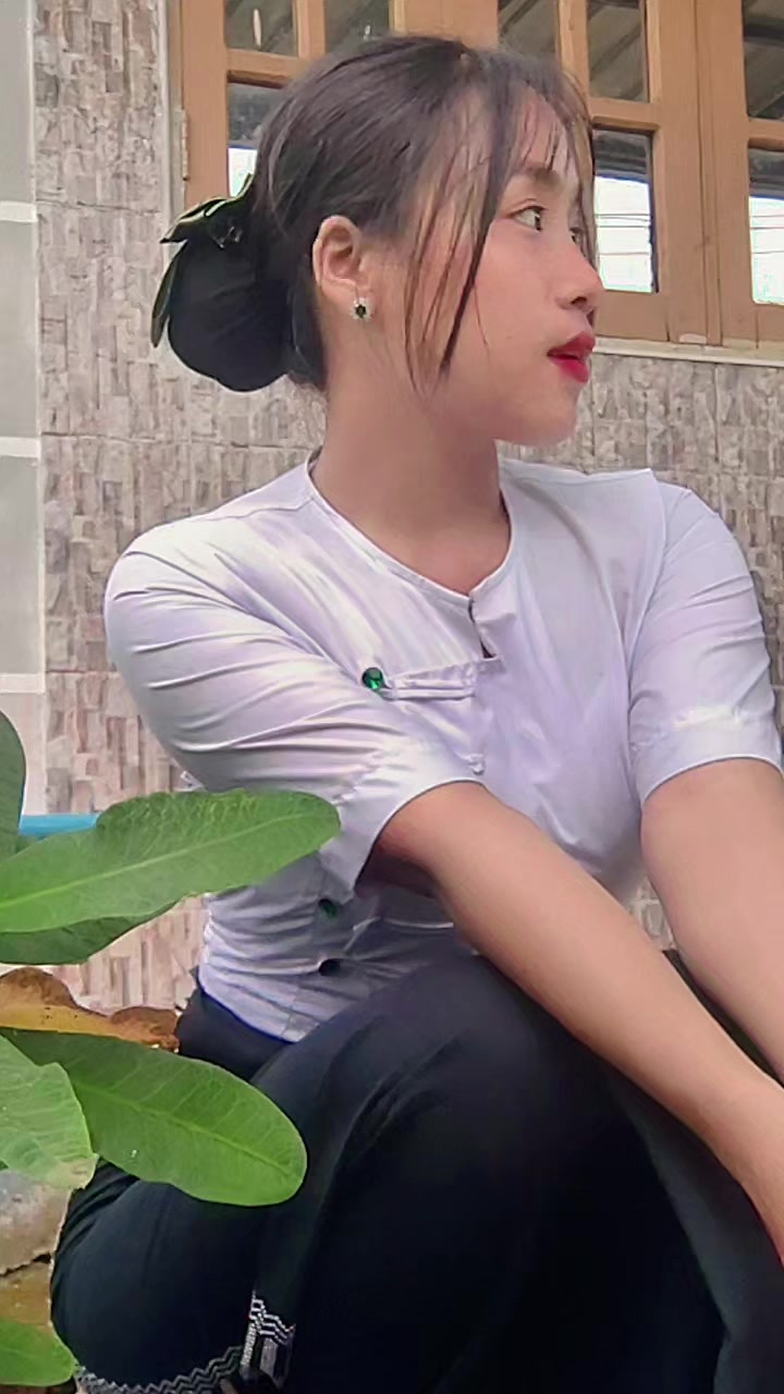 @🦋Hnin Su Hlaing🦋🌿