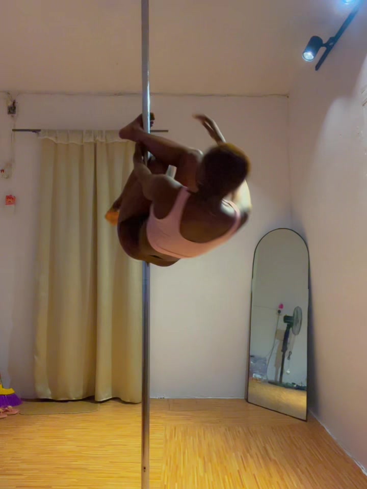 @Briana ~ Pole dancer
