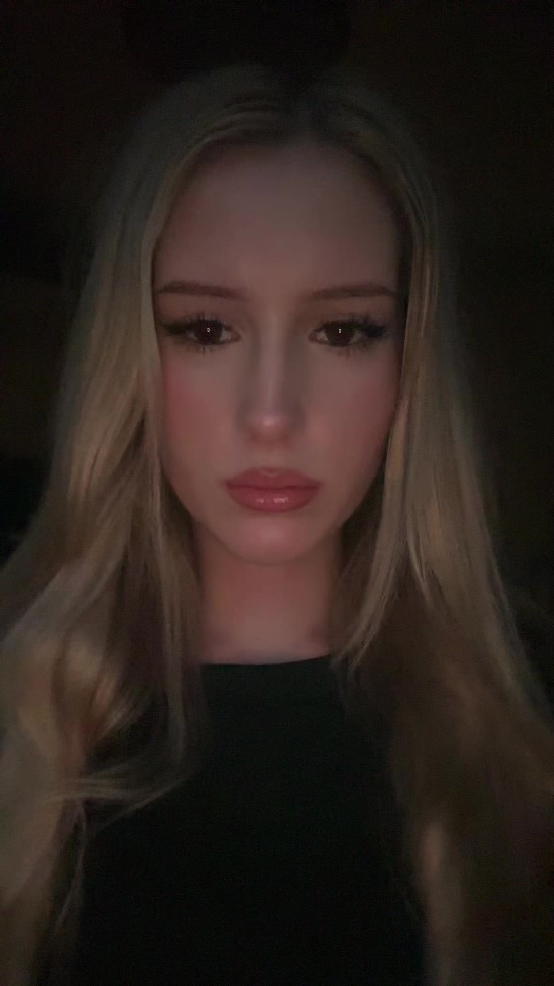 @👅👧🏼