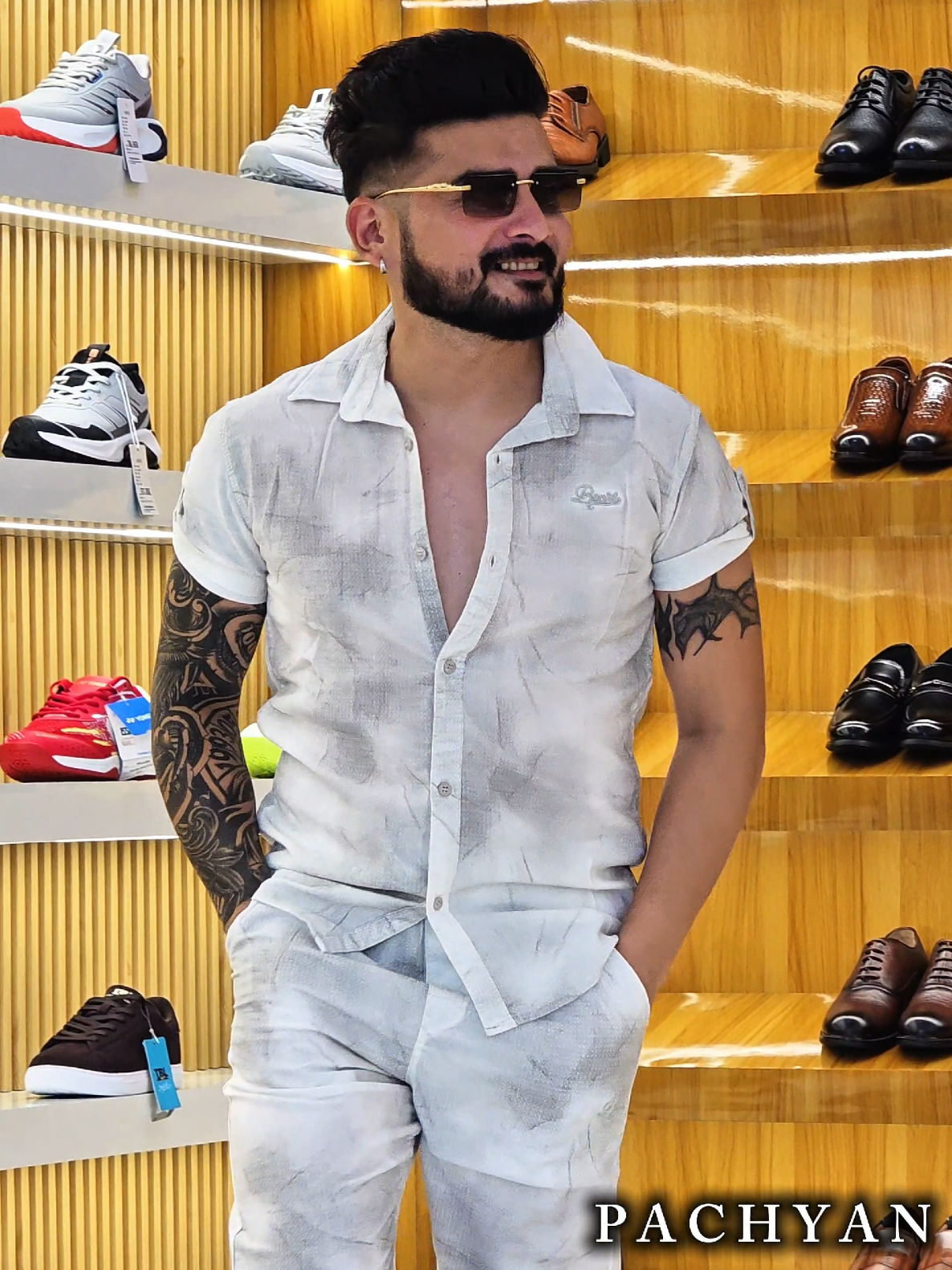@पछ्याण wears