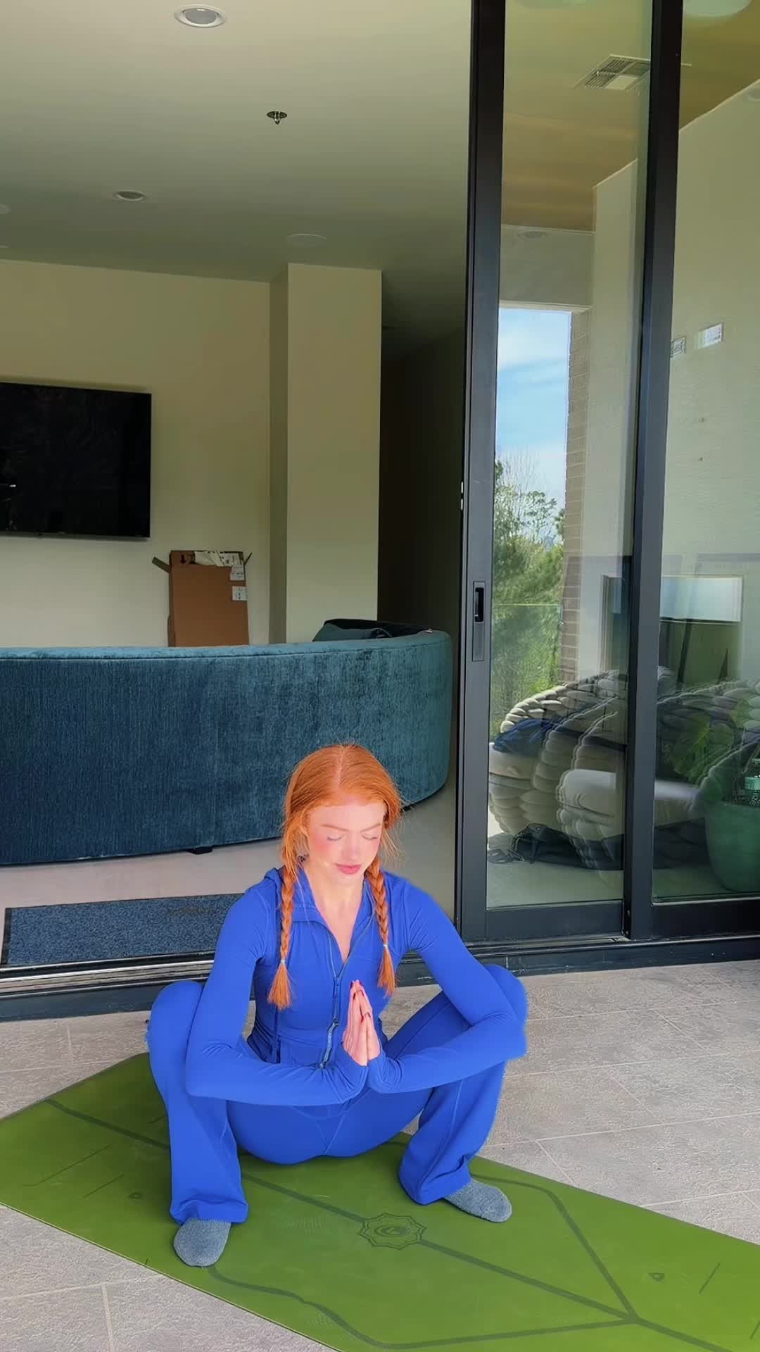 @lilredyoga