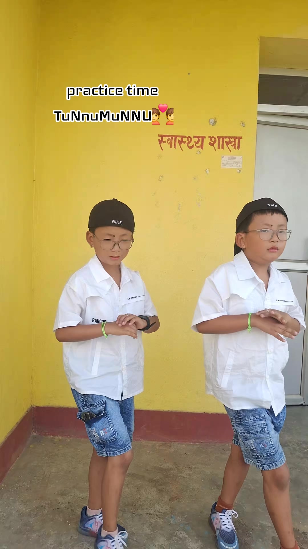 @👀👩&zwj;👦&zwj;👦👀