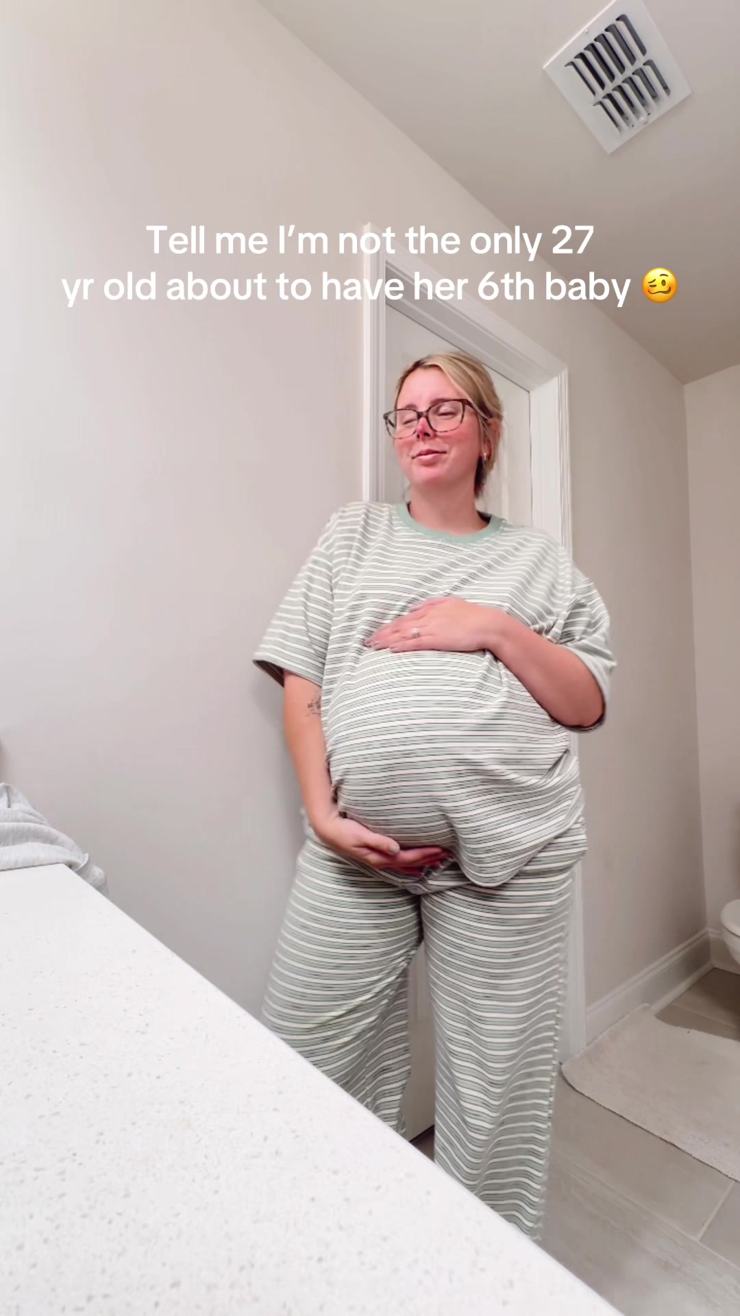 @Song W. | Mom of 5 + preg