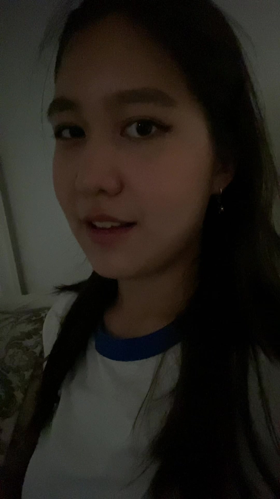 @>_<