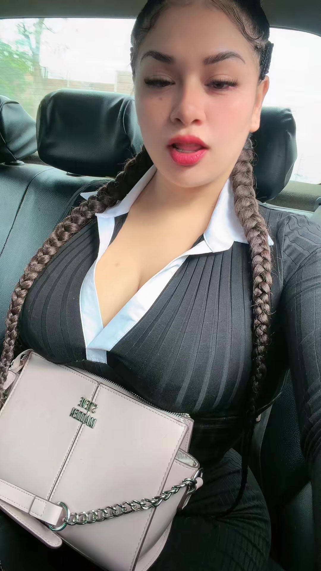 @alissonotarola