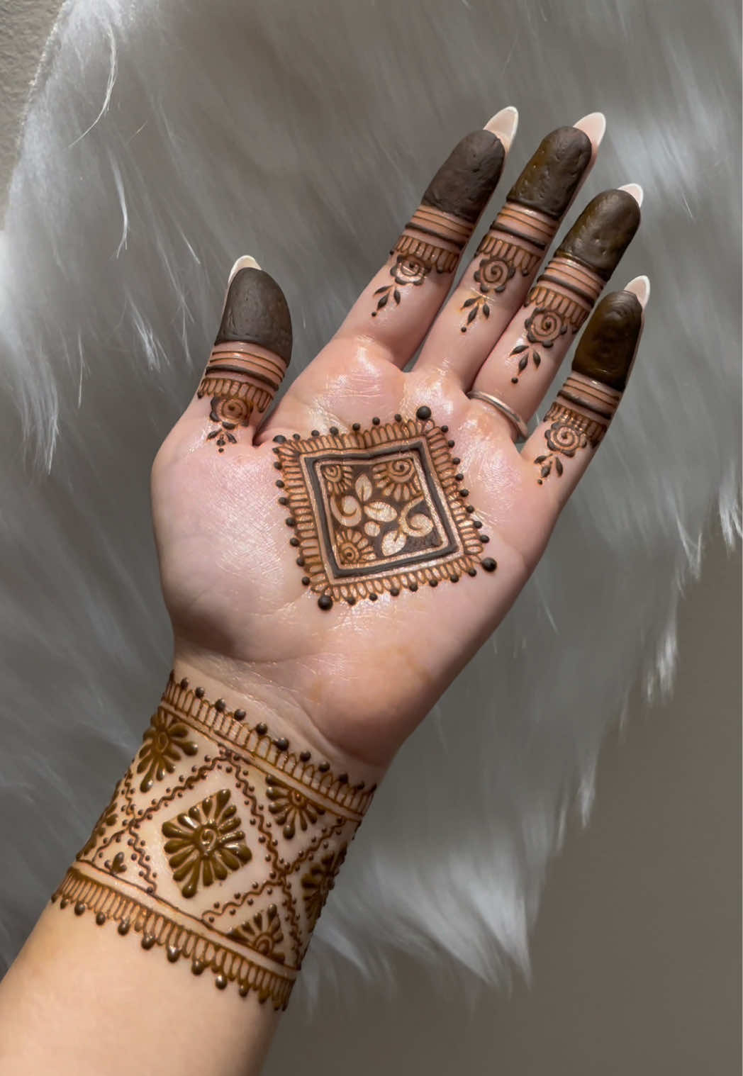 @charmsofmehandi