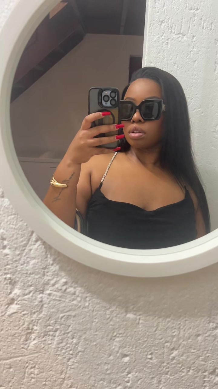 @M O N A 🍒