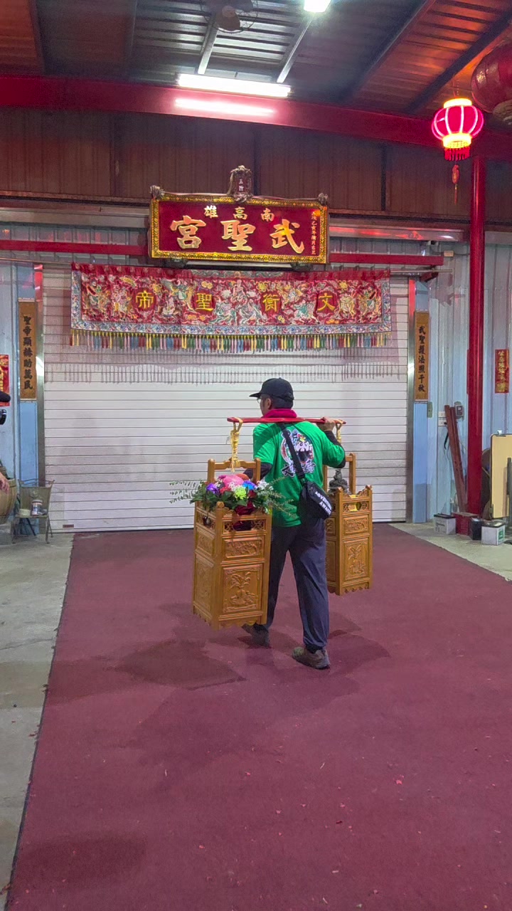 @帥哥跑廟會