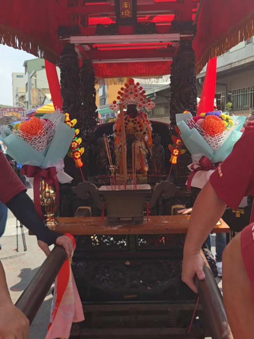 @帥哥跑廟會