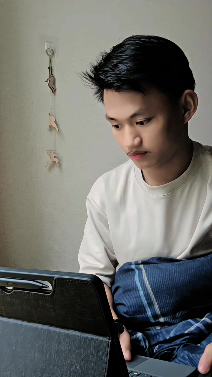 @𝐄𝐦𝐢𝐧
