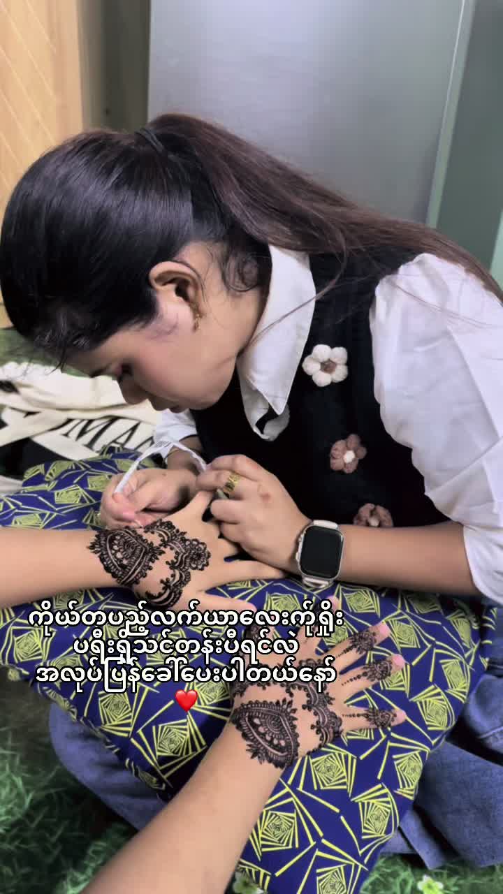 @𝑷𝑨𝑹𝑰🦋(Makeup Artist)