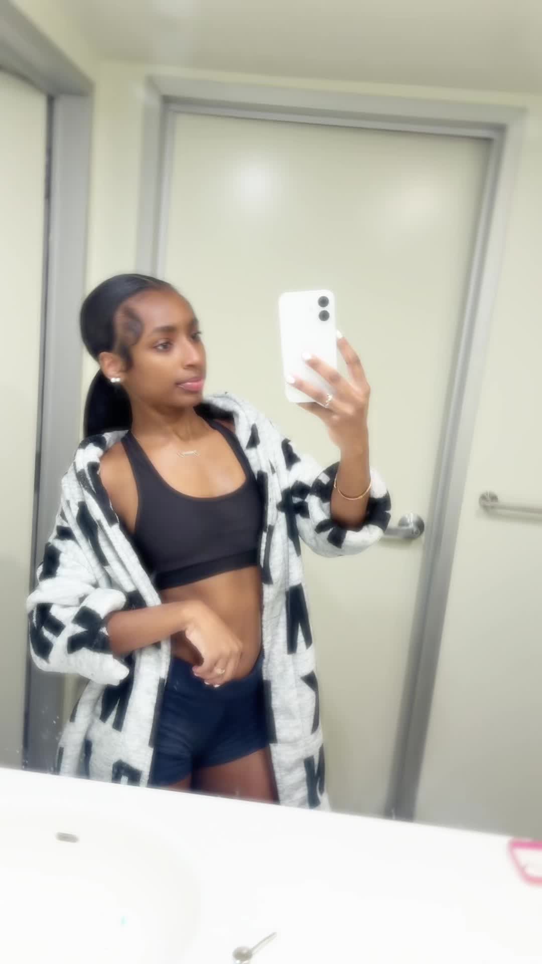 @iyanaamonett