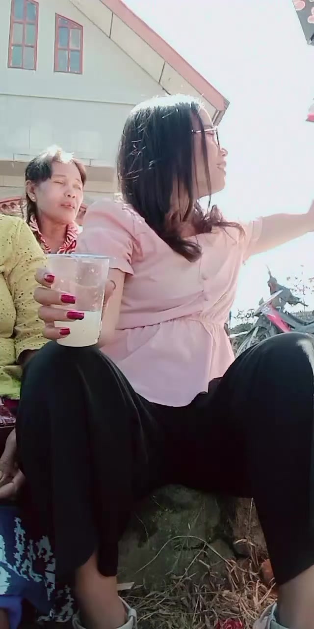@Helen sirait