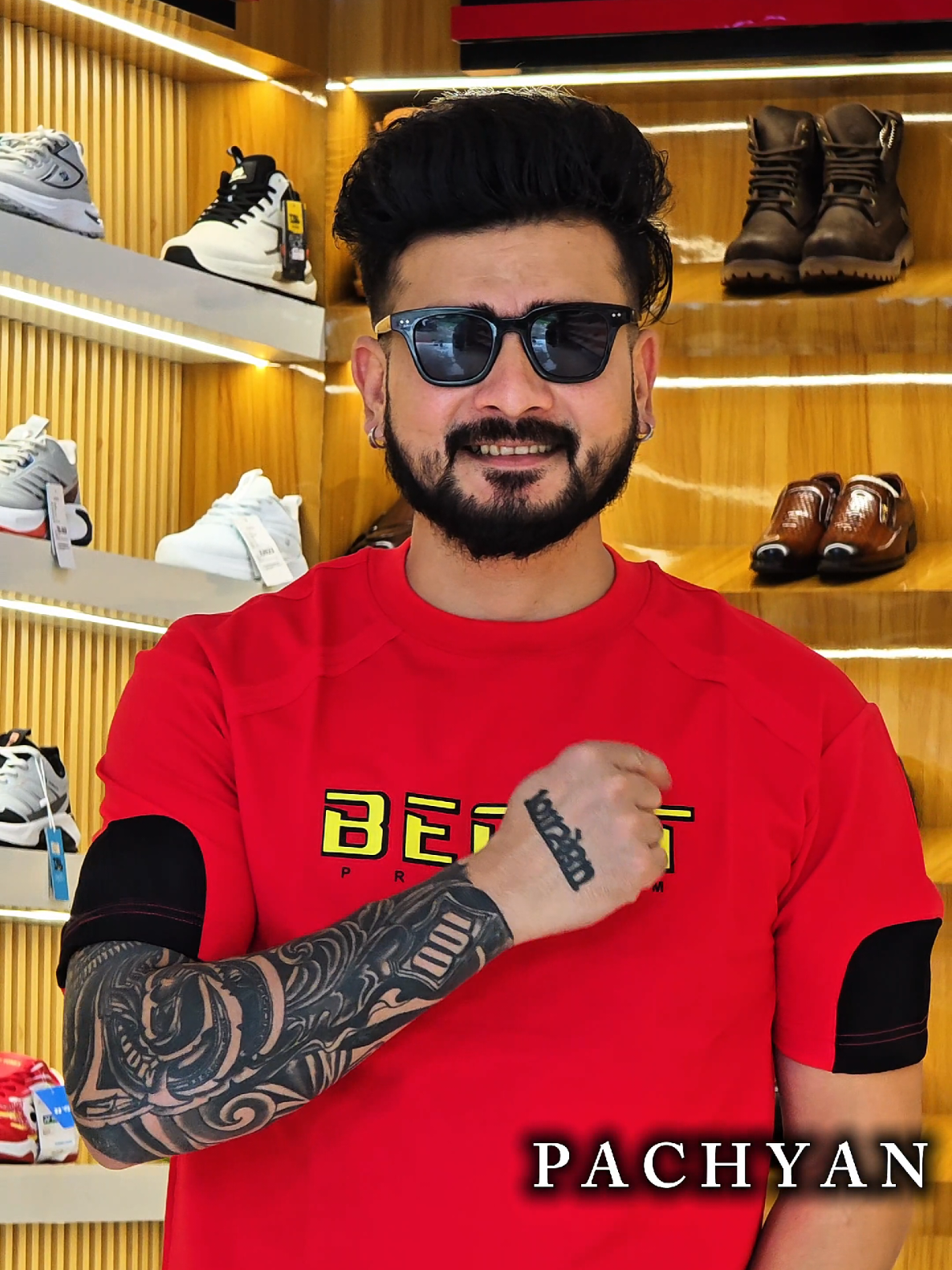 @पछ्याण wears