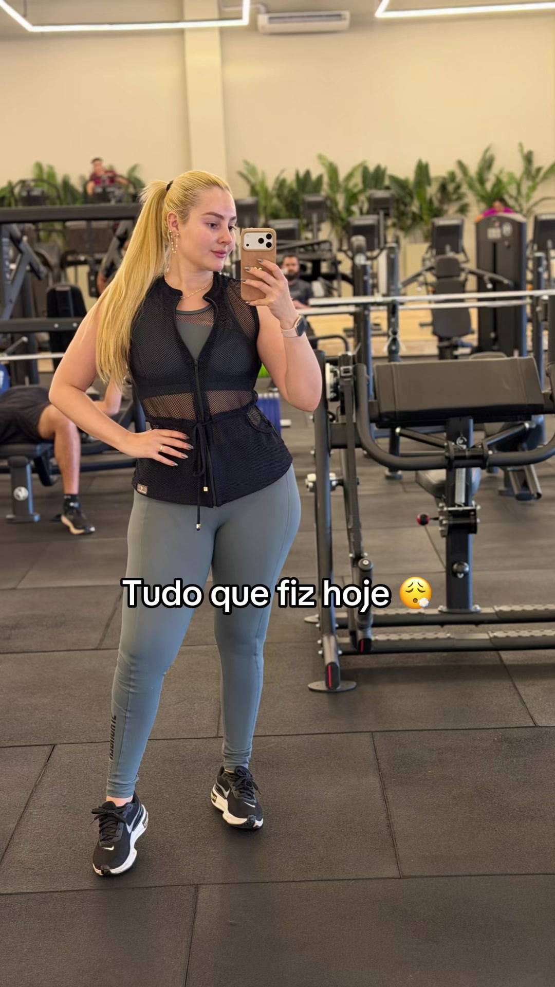 @Vitória Eva Mello