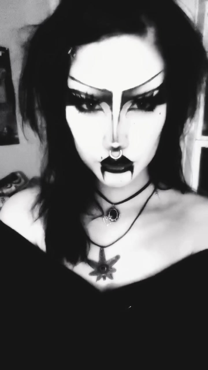 @༺🕷𖤐𝕽𝖔𝖇𝖇𝖘 𝖂𝖎𝖋𝖊𖤐🕷༻