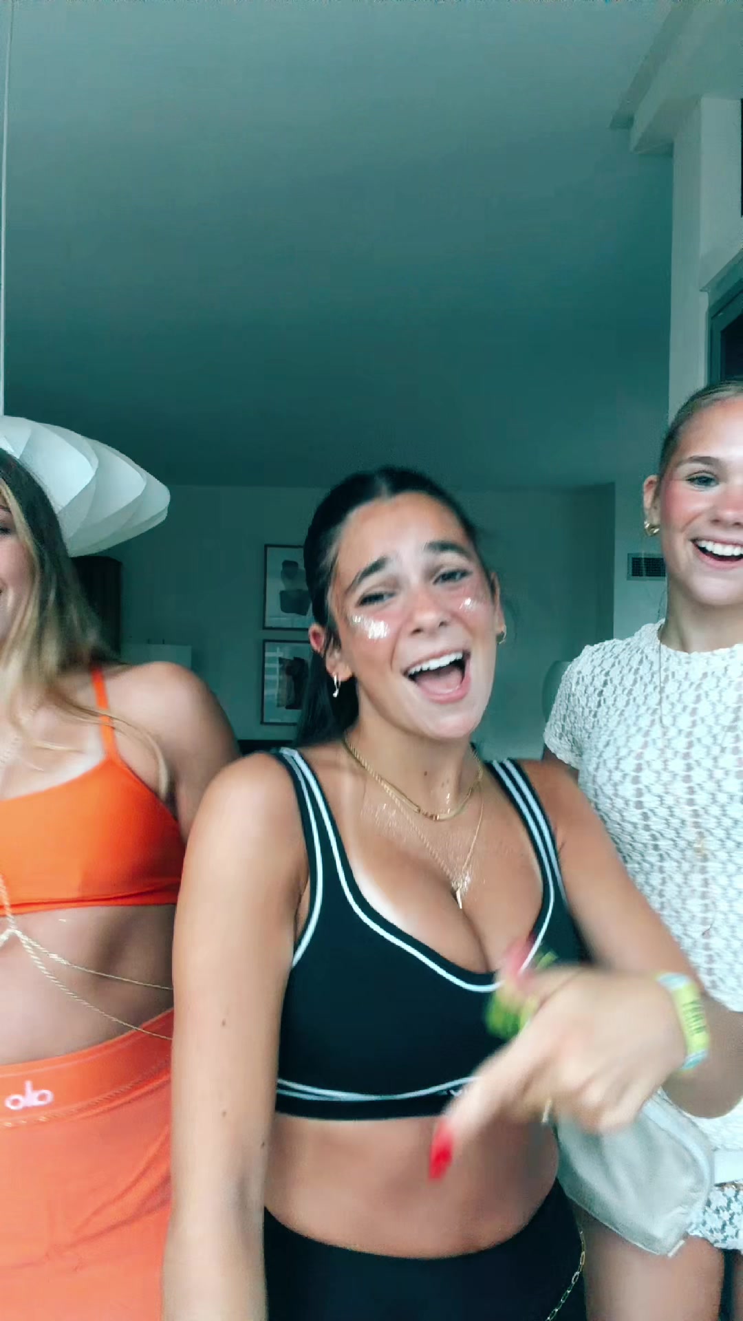@whoevenisellashay