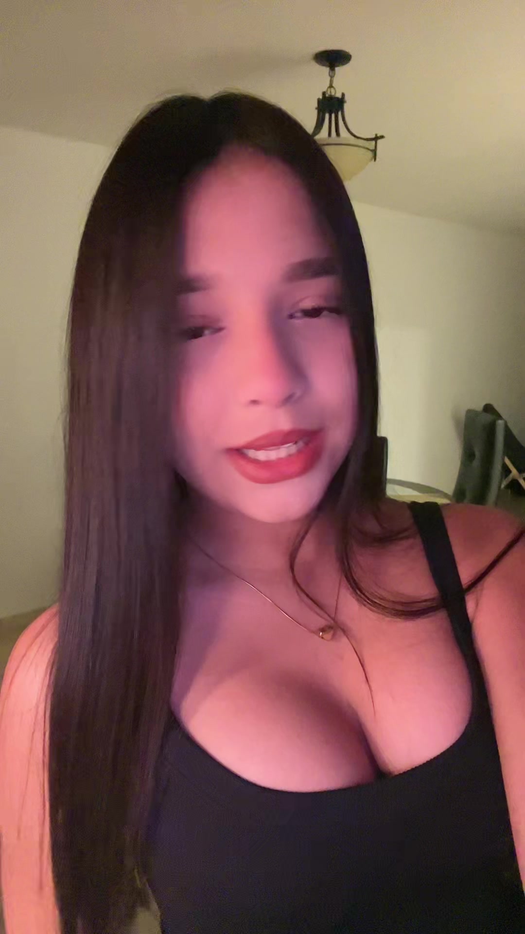 @>|<