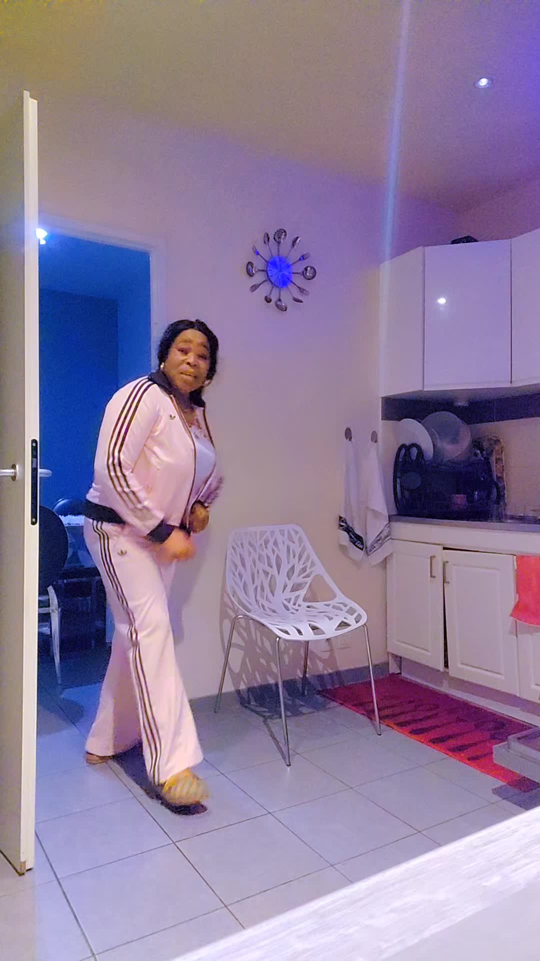 @Julia Bomongo mama ba gaulois